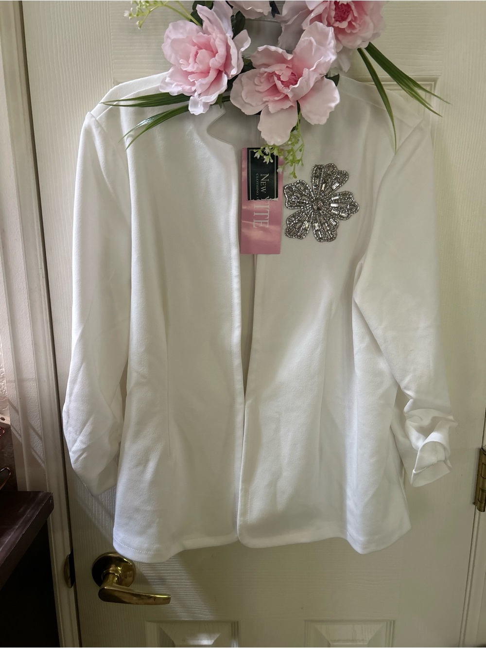 White Open-Front Women's Blazer with Decorative Brooch - Elegant Layering Jacket
